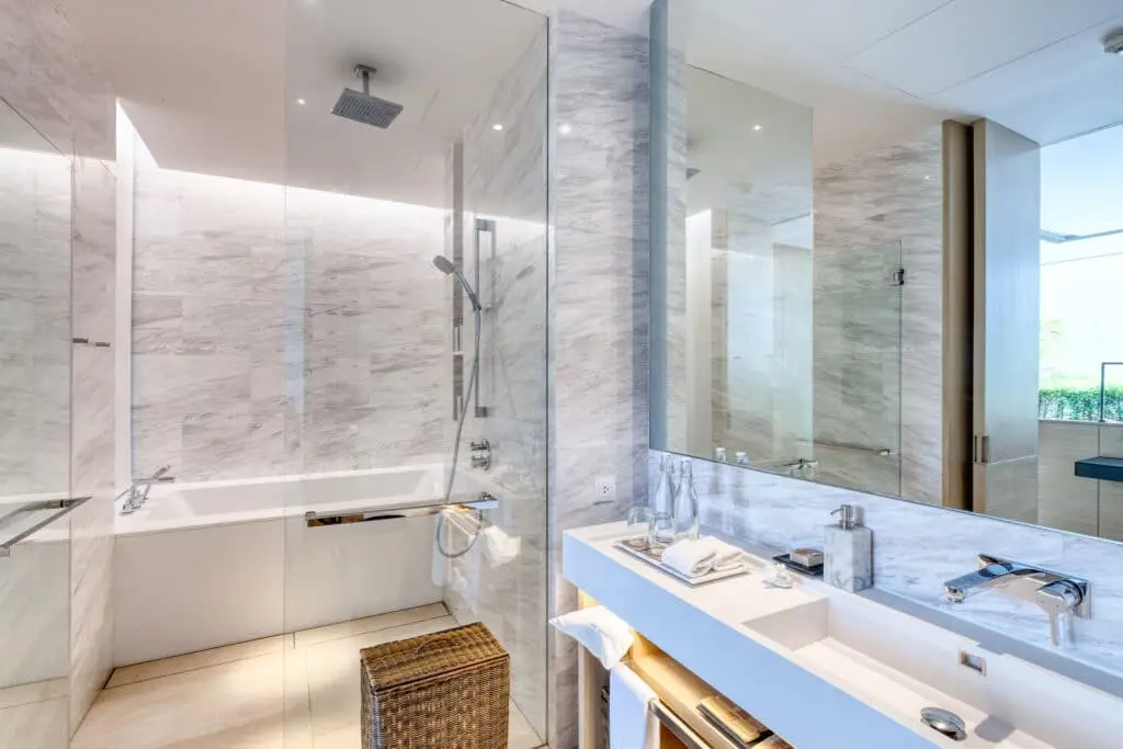 Grand-Azure-Pool-Suite-bathroom