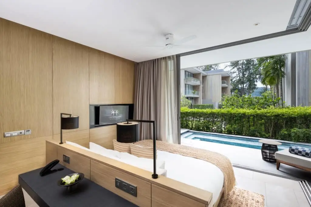 Grand-Azure-Pool-Suite-bedroom